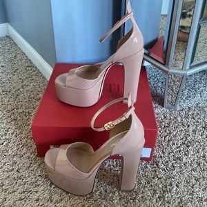 Brand new. Tried on once. Size 10. Authentic size says feet’s 9-9,5